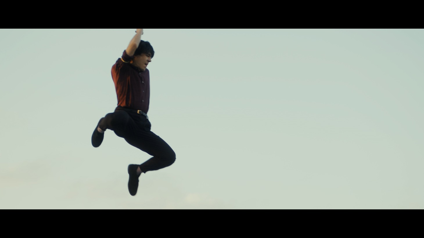 OKAMOTO'S「Dreaming Man」ミュージックビデオのワンシーン。