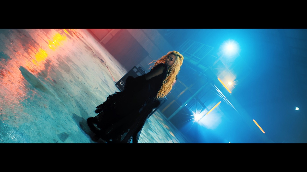 TeddyLoid「You Made Me feat. ちゃんみな」ミュージックビデオのワンシーン。