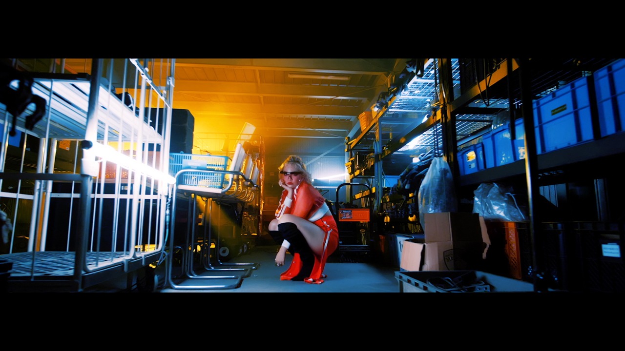 TeddyLoid「You Made Me feat. ちゃんみな」ミュージックビデオのワンシーン。