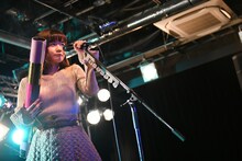 “ルマンドバズーカ”で客席に銀テープを放つ吉澤嘉代子。