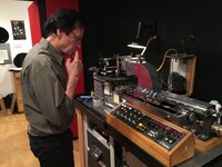 バーニー・グランドマンによるカッティング作業風景。