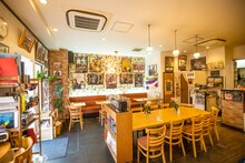 店内には所狭しとB'zのグッズが並んでいる。