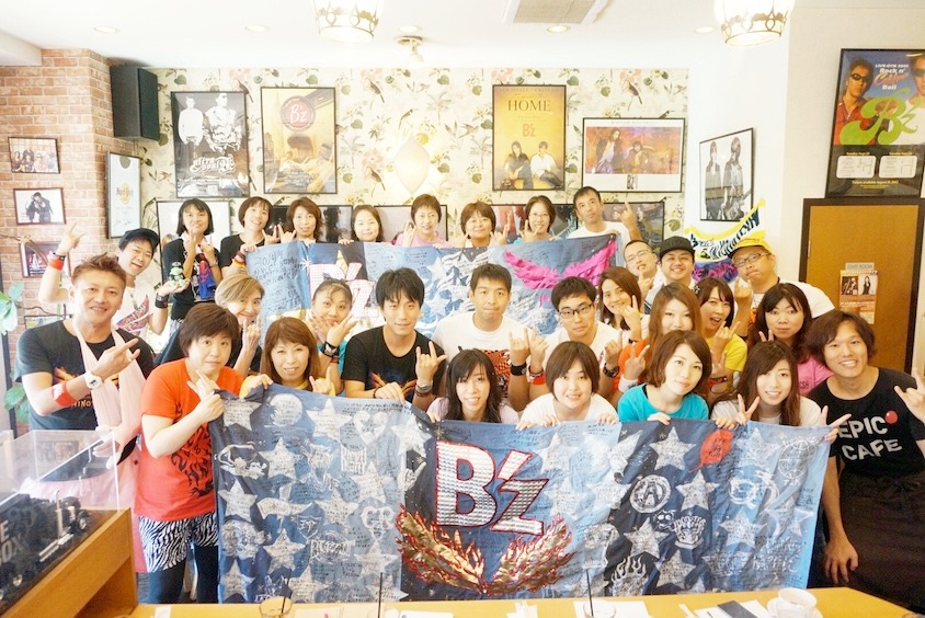 30周年のライブに向け横断幕を準備。お客さんとメッセージを書き込み、会場のファンレターBOXに届けた。（画像提供 / カフェライチ）