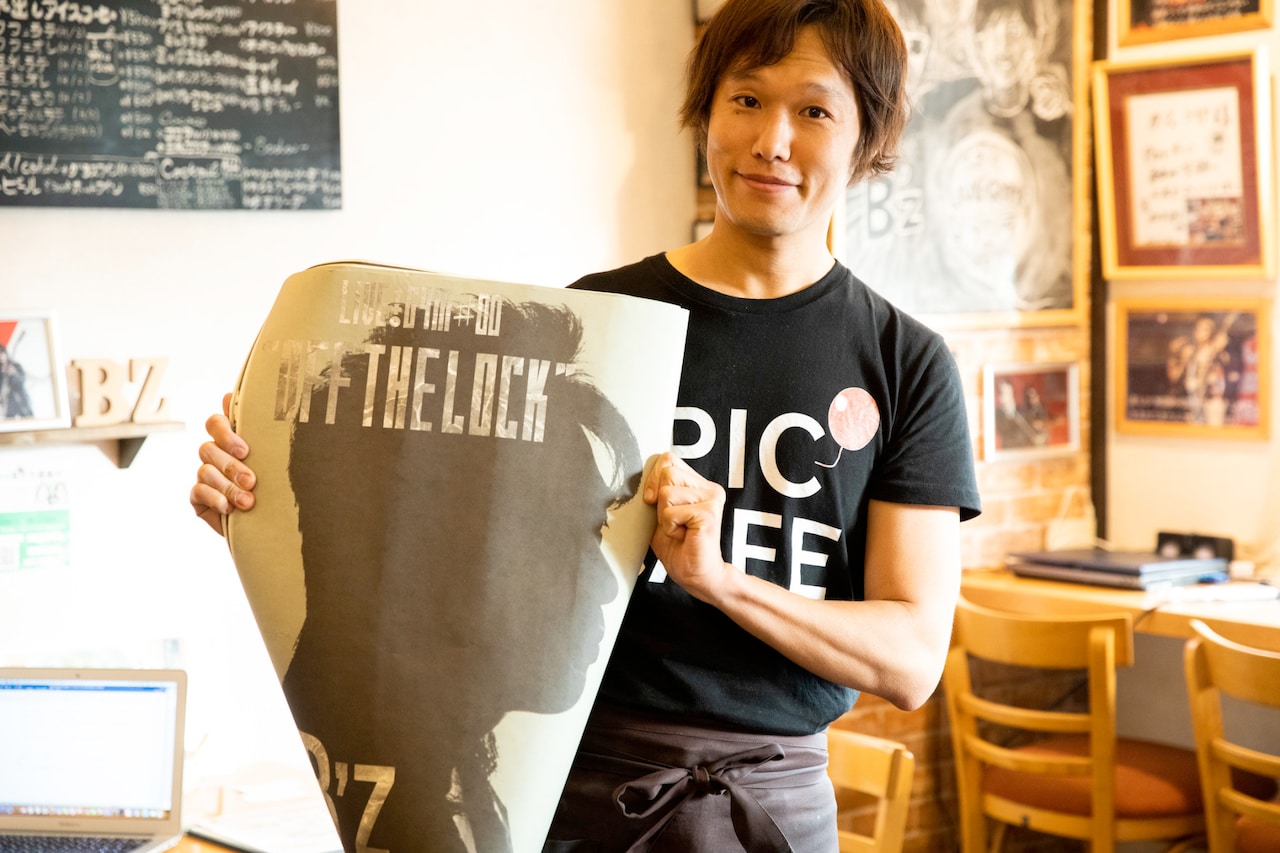 1989年に行われた初の単独ライブ「B'z LIVE-GYM #00 OFF THE LOCK」のパンフレット。「保存状態もいいでしょ。これも素敵なファンがお店に預けに来てくれたんです」