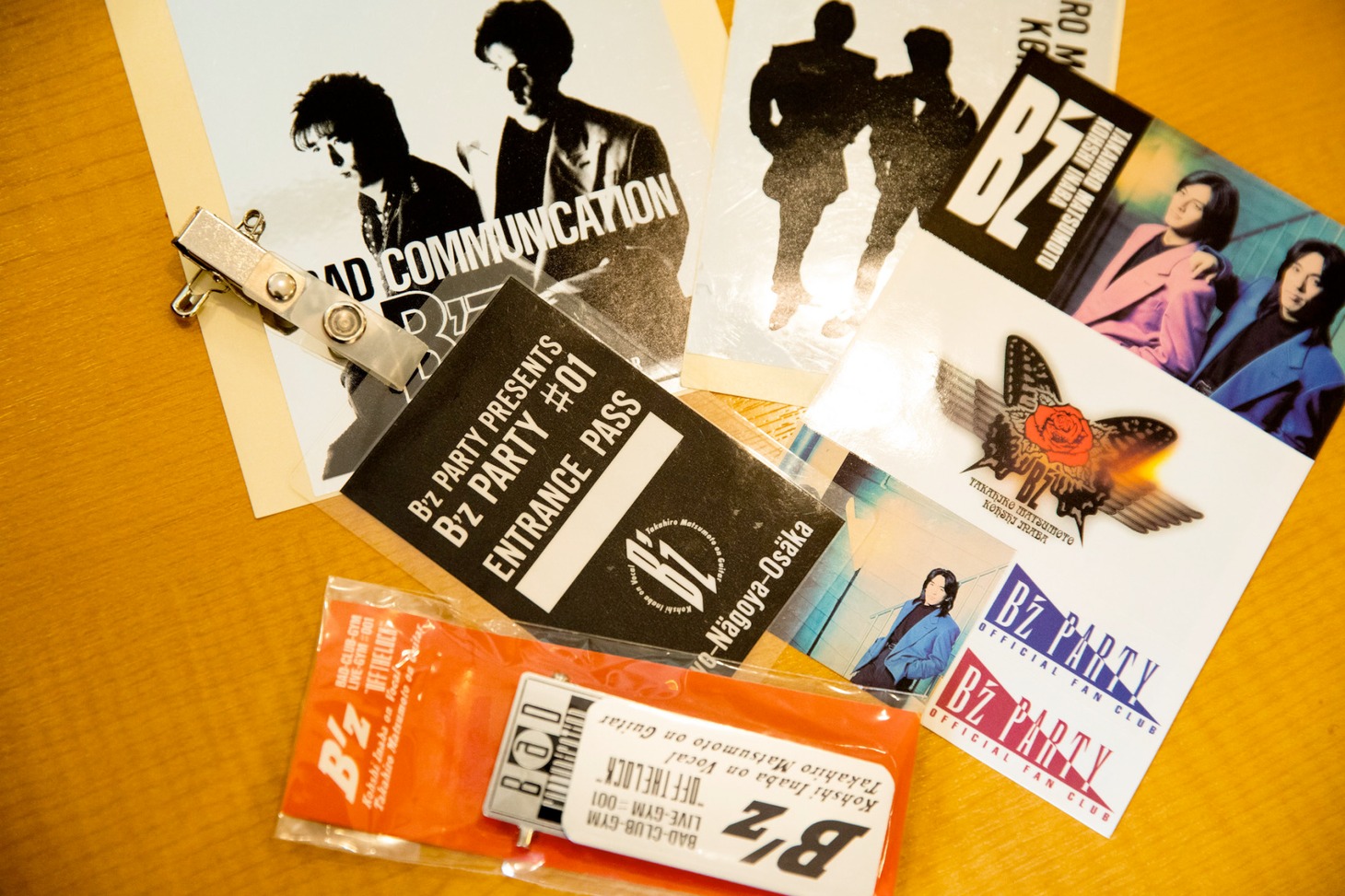 1989年の全国ツアー「B'z LIVE-GYM #001 OFF THE LOCK」のグッズや、1990年のファンクラブイベント「B'z PARTY #01」の入場パスなどレアなものを見ることができる。