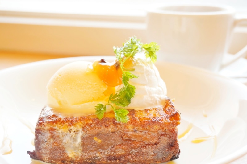 カステラフレンチトースト ドリンクセット（980円）は14時から注文できる。（画像提供 / カフェライチ）