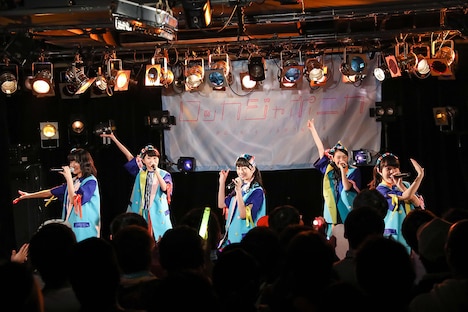 「ロッカジャポニカ ワンマン特別学習 ～ロジャポの脳の中～ 振替公演」の様子。（撮影：笹森健一）