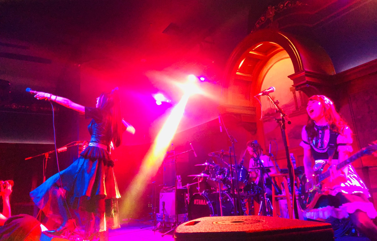 BAND-MAIDのアメリカ・ロサンゼルス公演の様子。（写真提供：日本クラウン）