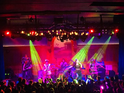 BAND-MAIDのアメリカ・ロサンゼルス公演の様子。（写真提供：日本クラウン）