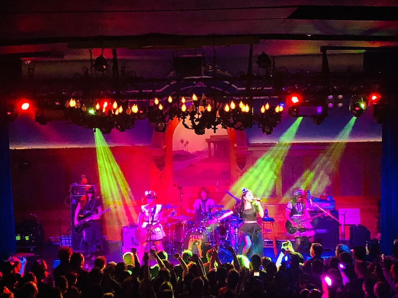 BAND-MAIDのアメリカ・ロサンゼルス公演の様子。(写真提供:日本クラウン)