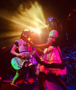 BAND-MAIDのアメリカ・ロサンゼルス公演の様子。(写真提供:日本クラウン)