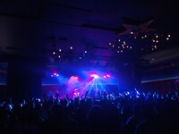 BAND-MAIDのアメリカ・ロサンゼルス公演の様子。（写真提供：日本クラウン）