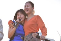 左から新井愛瞳、森詩織。