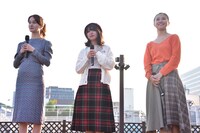 左から岡田ロビン翔子、比嘉奈菜子、森詩織。