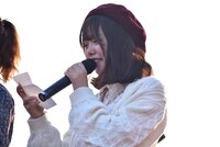 手紙を読み上げる比嘉奈菜子。