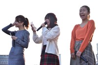 左から岡田ロビン翔子、比嘉奈菜子、森詩織。