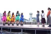 左から古川小夏、佐保明梨、関根梓、森咲樹、新井愛瞳、岡田ロビン翔子、比嘉奈菜子、森詩織。