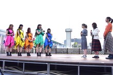 左から古川小夏、佐保明梨、関根梓、森咲樹、新井愛瞳、岡田ロビン翔子、比嘉奈菜子、森詩織。