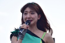 涙ながらに決意を語る森咲樹。