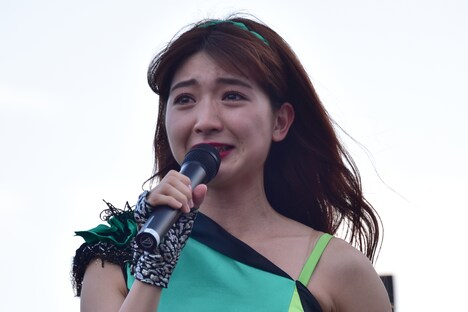 涙ながらに決意を語る森咲樹。