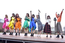 左から古川小夏、佐保明梨、関根梓、森咲樹、新井愛瞳、岡田ロビン翔子、比嘉奈菜子、森詩織。