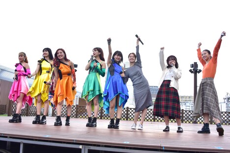 左から古川小夏、佐保明梨、関根梓、森咲樹、新井愛瞳、岡田ロビン翔子、比嘉奈菜子、森詩織。