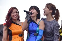 左から関根梓、新井愛瞳、岡田ロビン翔子。