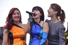 左から関根梓、新井愛瞳、岡田ロビン翔子。