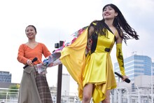 左から森詩織、佐保明梨。