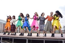 左から関根梓、比嘉奈菜子、森咲樹、新井愛瞳、古川小夏、岡田ロビン翔子、森詩織、佐保明梨。