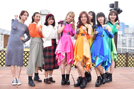 左から岡田ロビン翔子、森詩織、比嘉奈菜子、古川小夏、関根梓、佐保明梨、新井愛瞳、森咲樹。