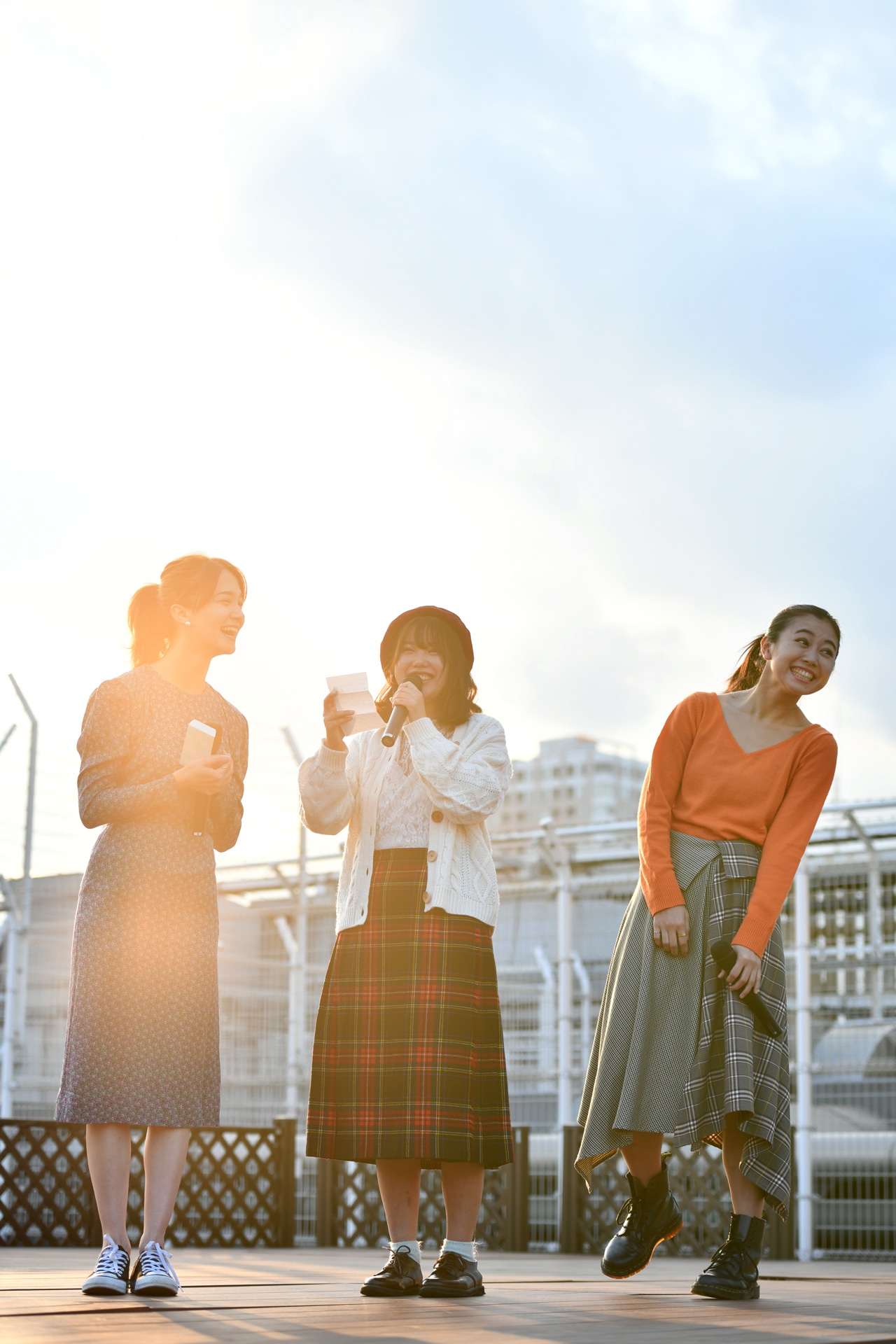 左から岡田ロビン翔子、比嘉奈菜子、森詩織。