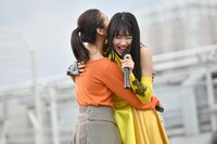 抱き合う森詩織と佐保明梨。