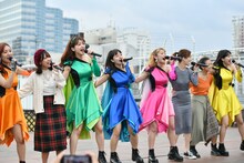 左から関根梓、比嘉奈菜子、森咲樹、新井愛瞳、古川小夏、岡田ロビン翔子、森詩織、佐保明梨。