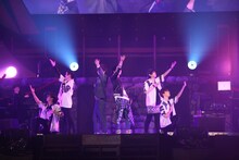 佐香智久（左から3番目）と、天月-あまつき-（右から3番目）。