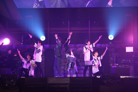 佐香智久(左から3番目)と、天月-あまつき-(右から3番目)。