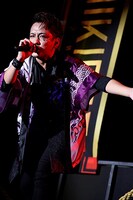 人気画像50位は「まふまふ主催『ひきフェス』で浦島坂田船やそらるら熱演、歌い手の力とファンの愛証明」より、志麻。（撮影：小松陽祐［ODD JOB］、川田洋司［mosa］、堀卓朗［ELENORE］、釘野孝宏）