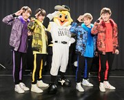 ワンマンライブに駆けつけた福岡ソフトバンクホークスのマスコット・ハリーホーク（中央）と九星隊。