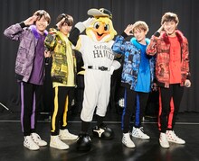 ワンマンライブに駆けつけた福岡ソフトバンクホークスのマスコット・ハリーホーク（中央）と九星隊。