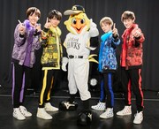 ワンマンライブに駆けつけた福岡ソフトバンクホークスのマスコット・ハリーホーク（中央）と九星隊。