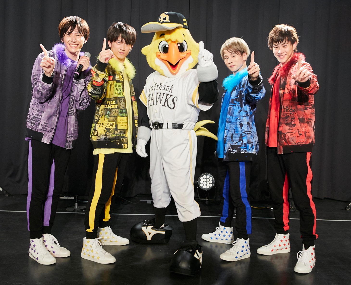 ワンマンライブに駆けつけた福岡ソフトバンクホークスのマスコット・ハリーホーク（中央）と九星隊。