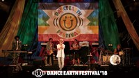 「DANCE EARTH FESTIVAL 2018」千葉・幕張海浜公園 Gブロック 芝生広場公演の様子。