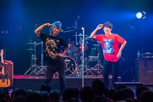 左から魚のかぶりものをした八木優樹（Dr, Cho / KEYTALK）とポーズを決める寺中友将（Vo, G / KEYTALK）。