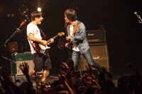 左から藤森元生（Vo, G / SAKANAMON）、竹安堅一（G / フラワーカンパニーズ）。