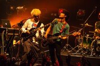 左から小野武正（G, MC, Cho / KEYTALK）、森野光晴（B / SAKANAMON）。