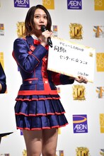 「同期とセンターに立つこと」というデビュー当時に抱いていた夢を発表する古畑奈和。