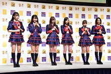 左から荒井優希、惣田紗莉渚、須田亜香里、松井珠理奈、大場美奈、古畑奈和。
