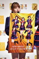 「イオンカード（SKE48）」の特典であるオリジナルポスターを持つ大場美奈。