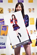 「イオンカード（SKE48）」の特典である生写真のイメージパネルを持つ松井珠理奈。
