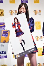 「イオンカード（SKE48）」の特典である生写真のイメージパネルを持つ松井珠理奈。